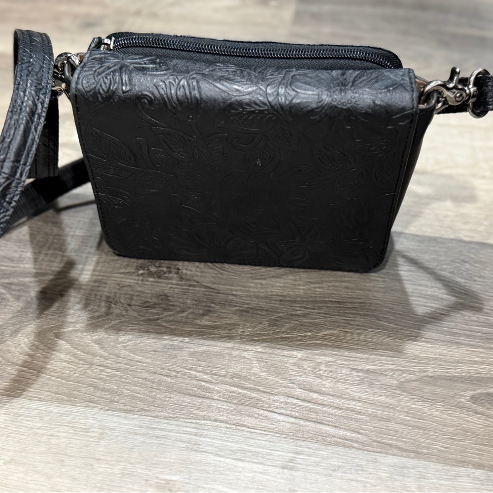 Gun Tote’n Mama’s conceal carry crossbody